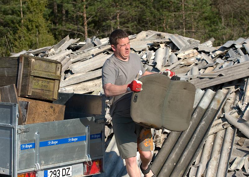 m6ned inimesed paneks prahiloopimise eest istuma lausa.jpg